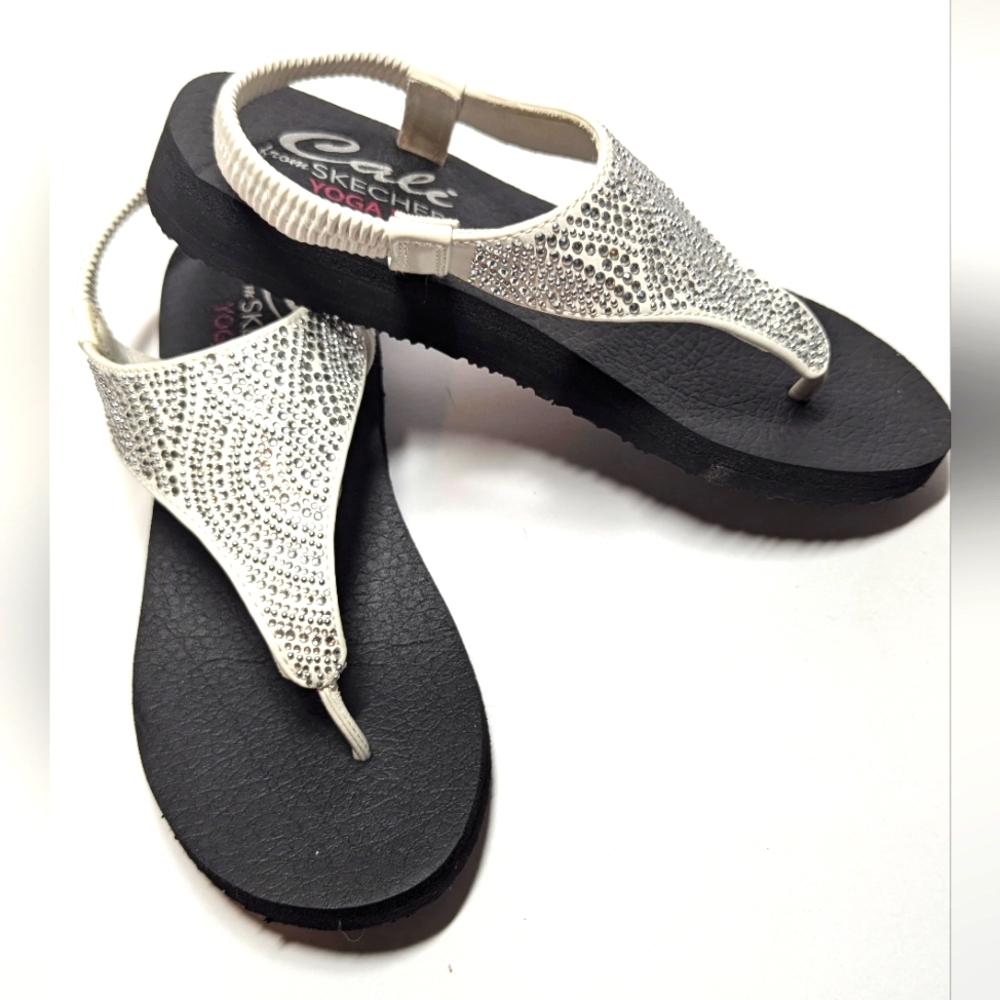 Sketchers Yoga Foam Sandals Women's Sz 7 White Very Sparkly Stretchy Around Ank